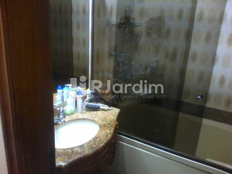 Conheça 23 Banheiro suíte 1° piso do imóvel - Compra Venda Imóveis Cobertura Tijuca 4 Quartos - LACO40168 - 24 23 Banheiro suíte 1° piso - Compra Venda Imóveis Cobertura Tijuca 4 Quartos - LACO40168 - 24