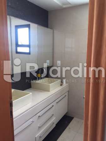 Conheça Banheiro do imóvel - Compra Venda Avaliação Imóveis Cobertura Recreio dos Bandeirantes 4 Quartos - LACO40164 - 19 Banheiro - Compra Venda Avaliação Imóveis Cobertura Recreio dos Bandeirantes 4 Quartos - LACO40164 - 19