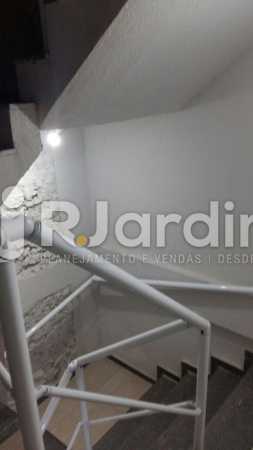 Conheça 18 Escada circulação prédio do imóvel - Compra Venda Prédio Comercial Centro - LAPR00042 - 19 18 Escada circulação prédio - Compra Venda Prédio Comercial Centro - LAPR00042 - 19