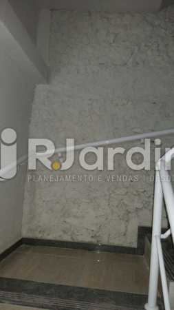 Conheça 13 Escada circulação prédio do imóvel - Compra Venda Prédio Comercial Centro - LAPR00042 - 14 13 Escada circulação prédio - Compra Venda Prédio Comercial Centro - LAPR00042 - 14