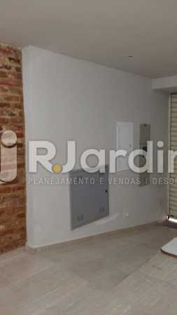 Conheça 15 Rampa de acesso portaria do imóvel - Compra Venda Prédio Comercial Centro - LAPR00042 - 16 15 Rampa de acesso portaria - Compra Venda Prédio Comercial Centro - LAPR00042 - 16
