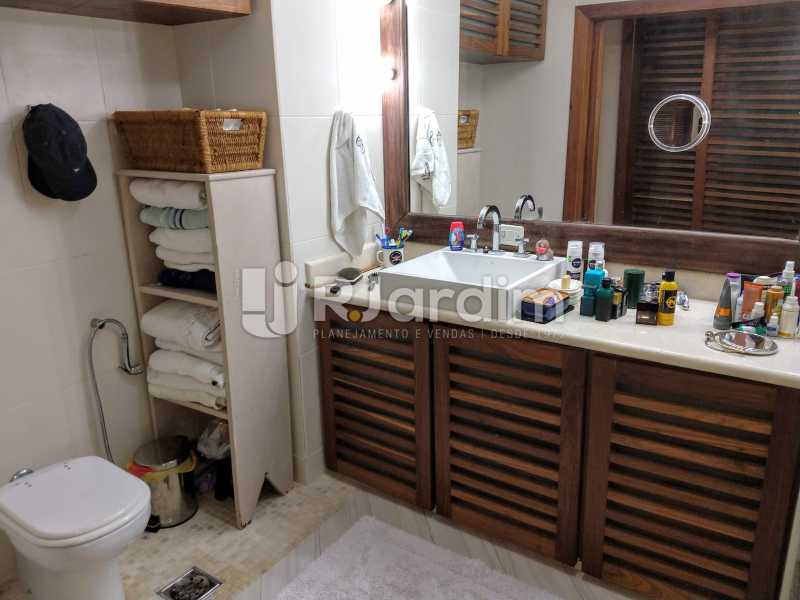 Conheça Banheiro Suíte do imóvel - Compra Venda Avaliação Imóveis Apartamento Humaitá 3 Quartos - LAAP31951 - 24 Banheiro Suíte - Compra Venda Avaliação Imóveis Apartamento Humaitá 3 Quartos - LAAP31951 - 24