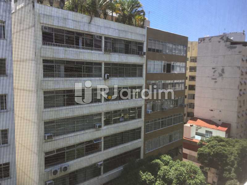 Conheça Vista da sala do imóvel - Compra Venda Avaliação Imóveis Apartamento Copacabana 3 Quartos - LAAP31960 - 1 Vista da sala - Compra Venda Avaliação Imóveis Apartamento Copacabana 3 Quartos - LAAP31960 - 1