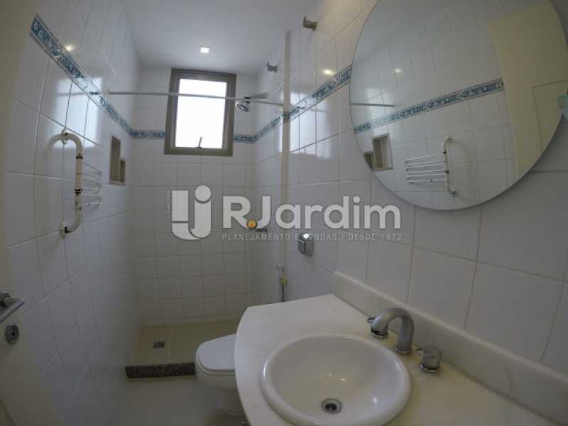 Conheça Banheiro Suíte do imóvel - Aluguel Administração Imóveis Cobertura Leblon 4 Quartos - LACO40171 - 10 Banheiro Suíte - Aluguel Administração Imóveis Cobertura Leblon 4 Quartos - LACO40171 - 10