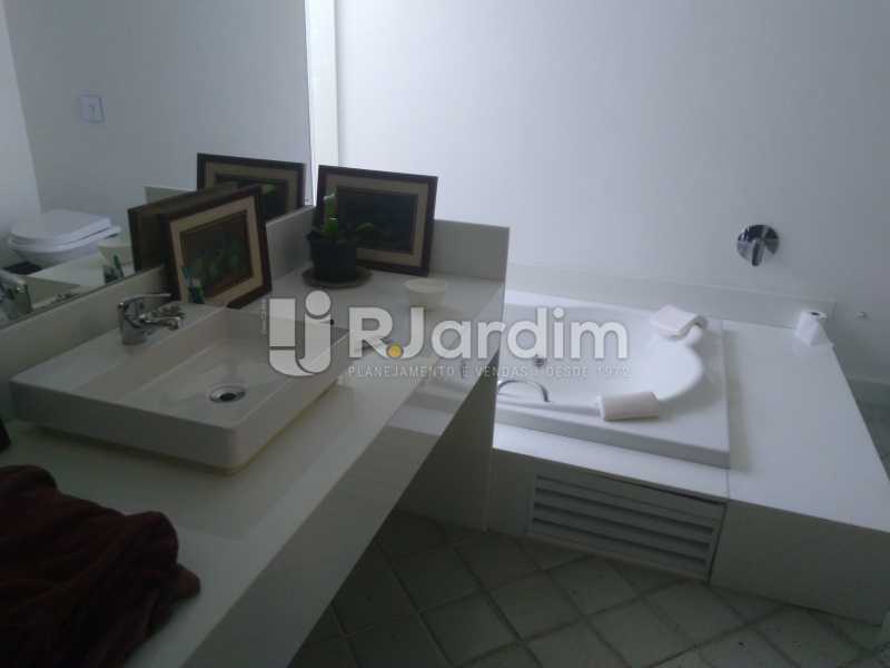 Conheça Banheiro Suíte do imóvel - Aluguel Administração Imóveis Apartamento Duplex Lagoa 4 Quartos - LAAP32015 - 10 Banheiro Suíte - Aluguel Administração Imóveis Apartamento Duplex Lagoa 4 Quartos - LAAP32015 - 10
