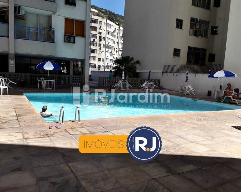 Conheça Piscina com Bar do imóvel - Aluguel Administração Imóveis Flat Residencial Humaitá 2 Quartos - LAFL20085 - 13 Piscina com Bar - Aluguel Administração Imóveis Flat Residencial Humaitá 2 Quartos - LAFL20085 - 13