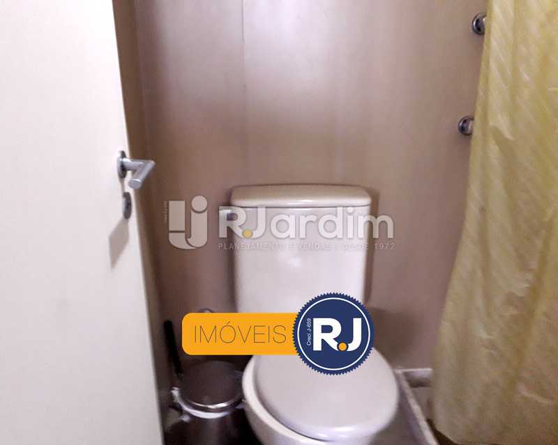 Conheça Banheiro de Serviço do imóvel - Aluguel Administração Imóveis Flat Residencial Humaitá 2 Quartos - LAFL20085 - 27 Banheiro de Serviço - Aluguel Administração Imóveis Flat Residencial Humaitá 2 Quartos - LAFL20085 - 27
