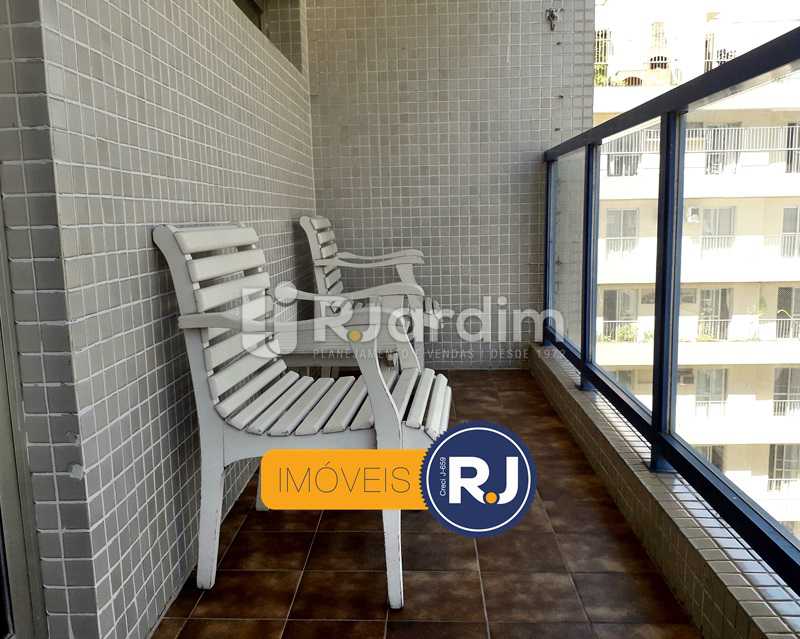 Conheça Varanda Ampla do imóvel - Aluguel Administração Imóveis Flat Residencial Humaitá 2 Quartos - LAFL20085 - 29 Varanda Ampla - Aluguel Administração Imóveis Flat Residencial Humaitá 2 Quartos - LAFL20085 - 29