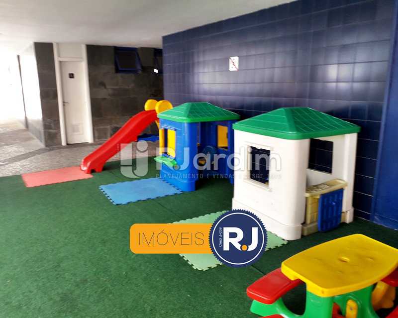 Conheça play do imóvel - Compra Venda Avaliação Imóveis Flat Residencial Humaitá 2 Quartos - LAFL20086 - 9 play - Compra Venda Avaliação Imóveis Flat Residencial Humaitá 2 Quartos - LAFL20086 - 9