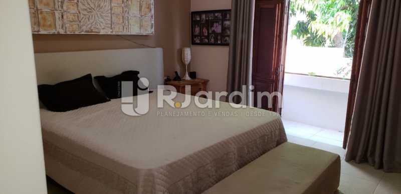 Conheça suite Master / sacada do imóvel - Compra Venda Casa Residencial Freguesia (Jacarepaguá) 4 Quartos - LACN40017 - 17 suite Master / sacada - Compra Venda Casa Residencial Freguesia (Jacarepaguá) 4 Quartos - LACN40017 - 17