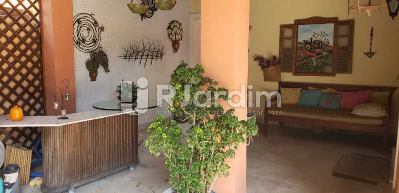 Conheça sala de estar /área externa do imóvel - Compra Venda Casa Residencial Freguesia (Jacarepaguá) 4 Quartos - LACN40017 - 8 sala de estar /área externa - Compra Venda Casa Residencial Freguesia (Jacarepaguá) 4 Quartos - LACN40017 - 8