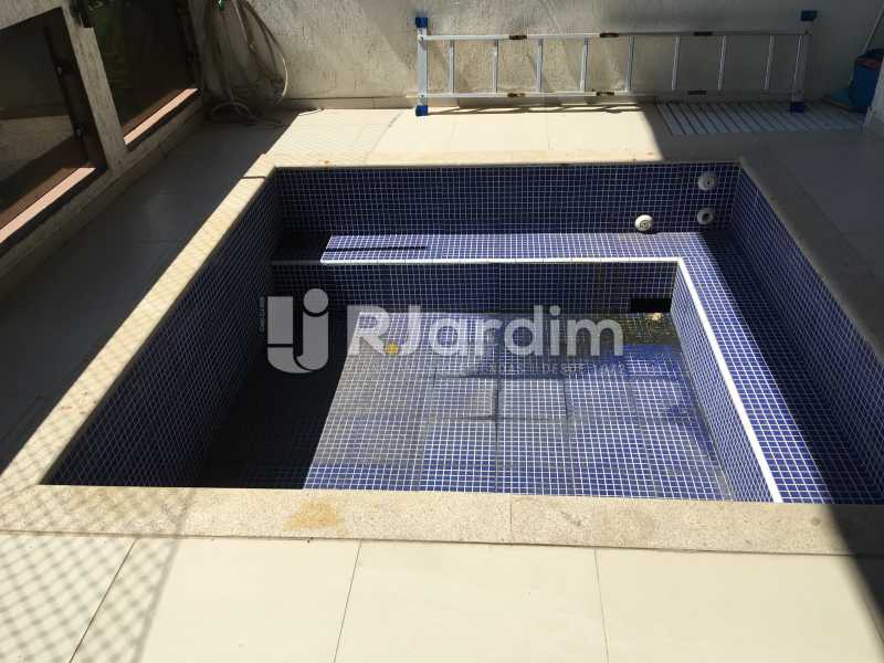 Conheça Piscina do imóvel - Compra Venda Avaliação Imóveis Apartamento Barra da Tijuca 4 Quartos - LAAP40748 - 10 Piscina - Compra Venda Avaliação Imóveis Apartamento Barra da Tijuca 4 Quartos - LAAP40748 - 10