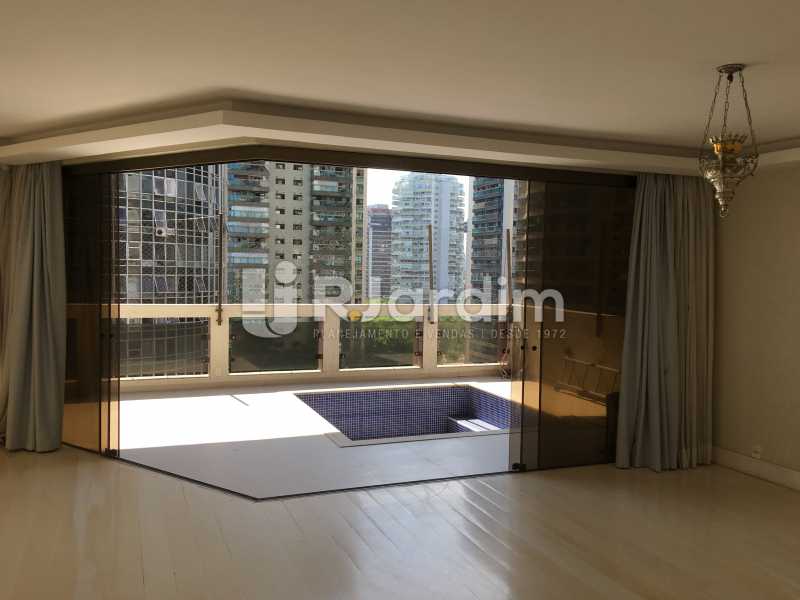 Conheça Salão e varanda do imóvel - Compra Venda Avaliação Imóveis Apartamento Barra da Tijuca 4 Quartos - LAAP40748 - 6 Salão e varanda - Compra Venda Avaliação Imóveis Apartamento Barra da Tijuca 4 Quartos - LAAP40748 - 6