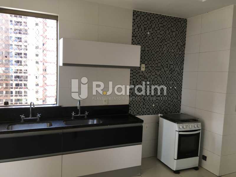 Conheça Cozinha do imóvel - Compra Venda Avaliação Imóveis Apartamento Barra da Tijuca 4 Quartos - LAAP40748 - 16 Cozinha - Compra Venda Avaliação Imóveis Apartamento Barra da Tijuca 4 Quartos - LAAP40748 - 16
