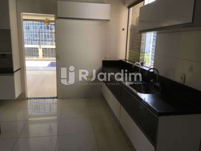 Conheça Cozinha do imóvel - Compra Venda Avaliação Imóveis Apartamento Barra da Tijuca 4 Quartos - LAAP40748 - 19 Cozinha - Compra Venda Avaliação Imóveis Apartamento Barra da Tijuca 4 Quartos - LAAP40748 - 19