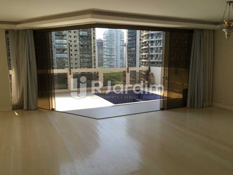 Conheça Salão e varanda do imóvel - Compra Venda Avaliação Imóveis Apartamento Barra da Tijuca 4 Quartos - LAAP40748 - 9 Salão e varanda - Compra Venda Avaliação Imóveis Apartamento Barra da Tijuca 4 Quartos - LAAP40748 - 9