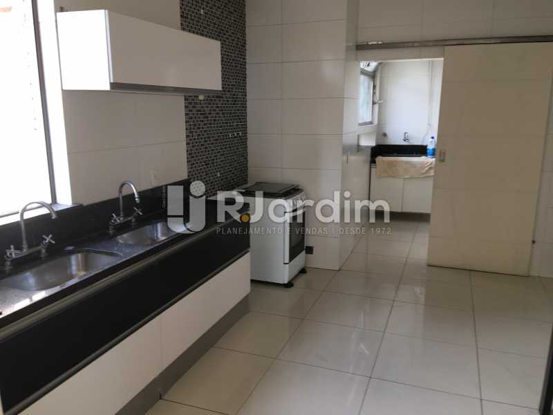 Conheça Cozinha do imóvel - Compra Venda Avaliação Imóveis Apartamento Barra da Tijuca 4 Quartos - LAAP40748 - 15 Cozinha - Compra Venda Avaliação Imóveis Apartamento Barra da Tijuca 4 Quartos - LAAP40748 - 15