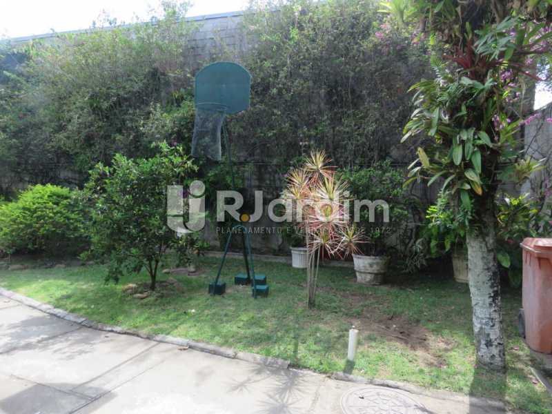 Conheça Jardim da casa do imóvel - Casa à venda Rua Ministro Aliomar Baleeiro,Recreio dos Bandeirantes, Zona Oeste - Barra e Adjacentes,Rio de Janeiro - R$ 2.500.000 - LACA30024 - 4 Jardim da casa - Casa à venda Rua Ministro Aliomar Baleeiro,Recreio dos Bandeirantes, Zona Oeste - Barra e Adjacentes,Rio de Janeiro - R$ 2.500.000 - LACA30024 - 4