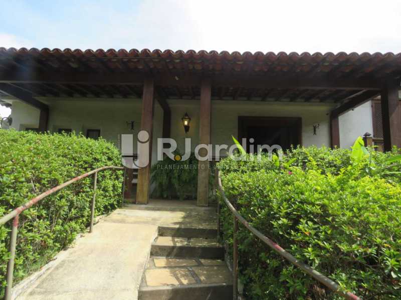 Conheça Acesso social da casa do imóvel - Casa à venda Rua Ministro Aliomar Baleeiro,Recreio dos Bandeirantes, Zona Oeste - Barra e Adjacentes,Rio de Janeiro - R$ 2.500.000 - LACA30024 - 3 Acesso social da casa - Casa à venda Rua Ministro Aliomar Baleeiro,Recreio dos Bandeirantes, Zona Oeste - Barra e Adjacentes,Rio de Janeiro - R$ 2.500.000 - LACA30024 - 3