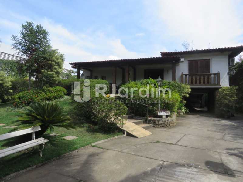Conheça Fachada da casa do imóvel - Casa à venda Rua Ministro Aliomar Baleeiro,Recreio dos Bandeirantes, Zona Oeste - Barra e Adjacentes,Rio de Janeiro - R$ 2.500.000 - LACA30024 - 1 Fachada da casa - Casa à venda Rua Ministro Aliomar Baleeiro,Recreio dos Bandeirantes, Zona Oeste - Barra e Adjacentes,Rio de Janeiro - R$ 2.500.000 - LACA30024 - 1