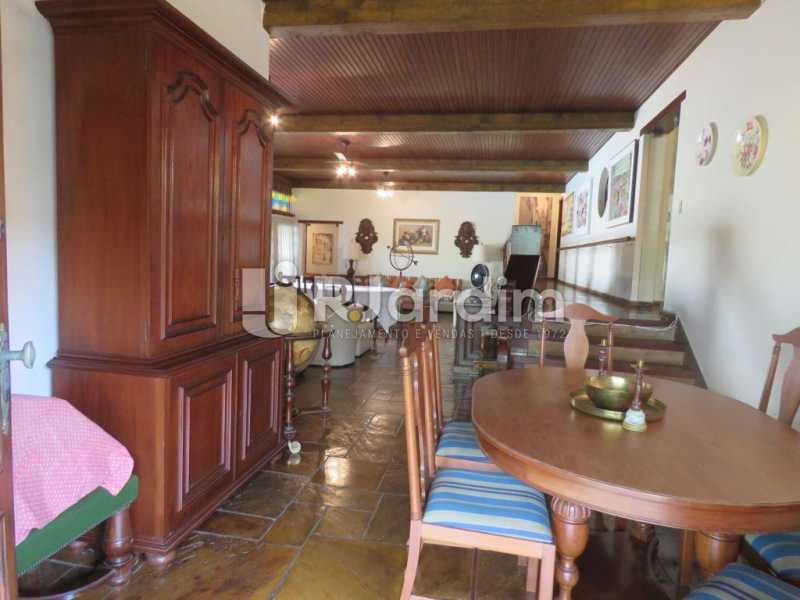 Conheça Salão do imóvel - Casa à venda Rua Ministro Aliomar Baleeiro,Recreio dos Bandeirantes, Zona Oeste - Barra e Adjacentes,Rio de Janeiro - R$ 2.500.000 - LACA30024 - 9 Salão - Casa à venda Rua Ministro Aliomar Baleeiro,Recreio dos Bandeirantes, Zona Oeste - Barra e Adjacentes,Rio de Janeiro - R$ 2.500.000 - LACA30024 - 9