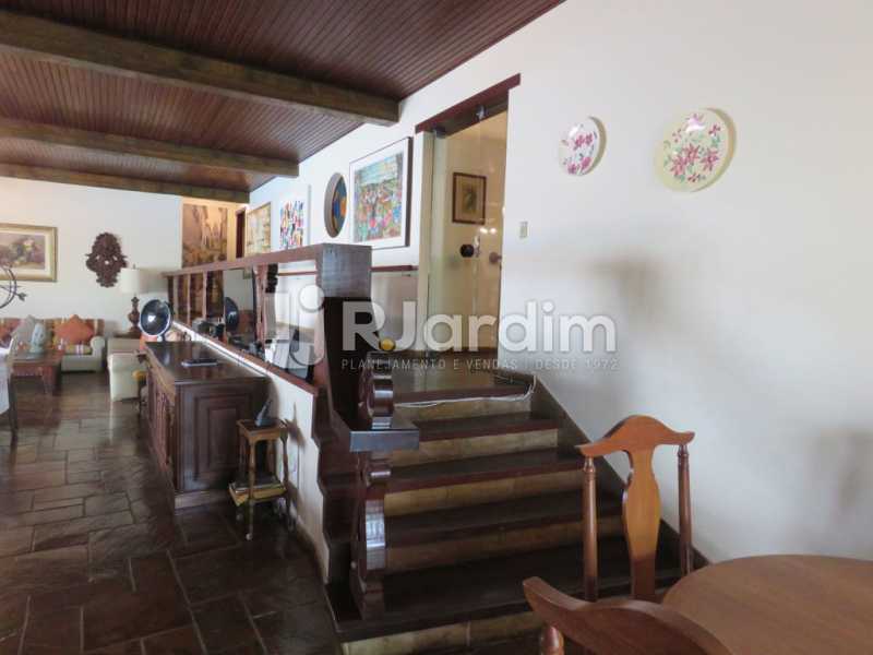 Conheça Salão do imóvel - Casa à venda Rua Ministro Aliomar Baleeiro,Recreio dos Bandeirantes, Zona Oeste - Barra e Adjacentes,Rio de Janeiro - R$ 2.500.000 - LACA30024 - 10 Salão - Casa à venda Rua Ministro Aliomar Baleeiro,Recreio dos Bandeirantes, Zona Oeste - Barra e Adjacentes,Rio de Janeiro - R$ 2.500.000 - LACA30024 - 10