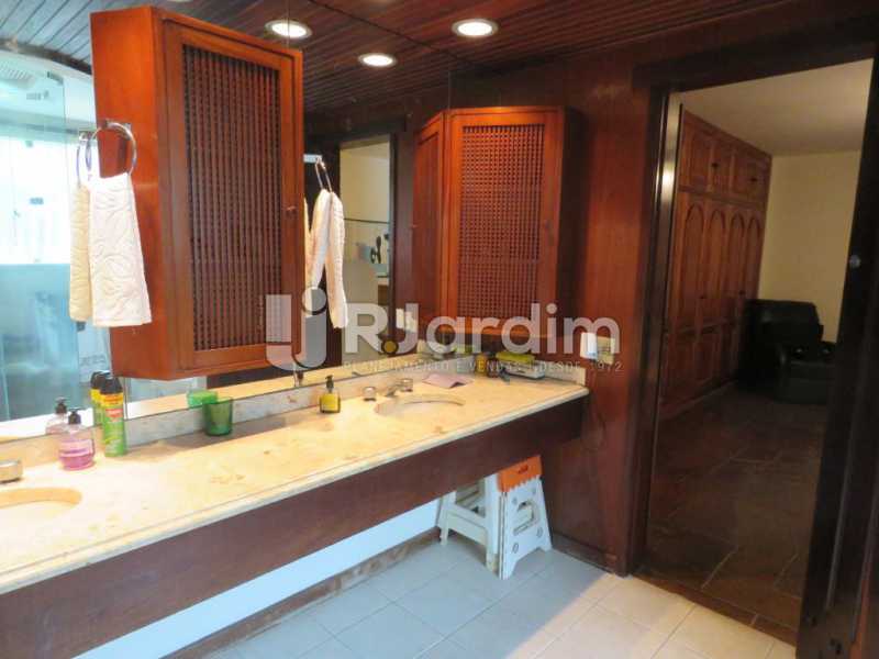 Conheça Banheiro suíte do imóvel - Casa à venda Rua Ministro Aliomar Baleeiro,Recreio dos Bandeirantes, Zona Oeste - Barra e Adjacentes,Rio de Janeiro - R$ 2.500.000 - LACA30024 - 17 Banheiro suíte - Casa à venda Rua Ministro Aliomar Baleeiro,Recreio dos Bandeirantes, Zona Oeste - Barra e Adjacentes,Rio de Janeiro - R$ 2.500.000 - LACA30024 - 17