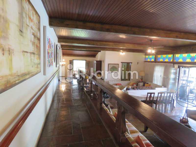 Conheça Salão do imóvel - Casa à venda Rua Ministro Aliomar Baleeiro,Recreio dos Bandeirantes, Zona Oeste - Barra e Adjacentes,Rio de Janeiro - R$ 2.500.000 - LACA30024 - 13 Salão - Casa à venda Rua Ministro Aliomar Baleeiro,Recreio dos Bandeirantes, Zona Oeste - Barra e Adjacentes,Rio de Janeiro - R$ 2.500.000 - LACA30024 - 13