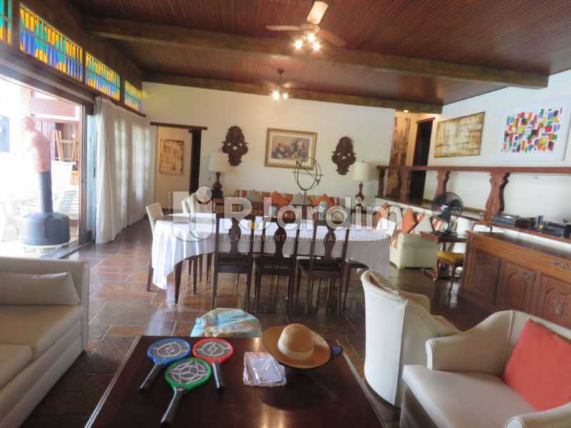 Conheça Salão do imóvel - Casa à venda Rua Ministro Aliomar Baleeiro,Recreio dos Bandeirantes, Zona Oeste - Barra e Adjacentes,Rio de Janeiro - R$ 2.500.000 - LACA30024 - 8 Salão - Casa à venda Rua Ministro Aliomar Baleeiro,Recreio dos Bandeirantes, Zona Oeste - Barra e Adjacentes,Rio de Janeiro - R$ 2.500.000 - LACA30024 - 8