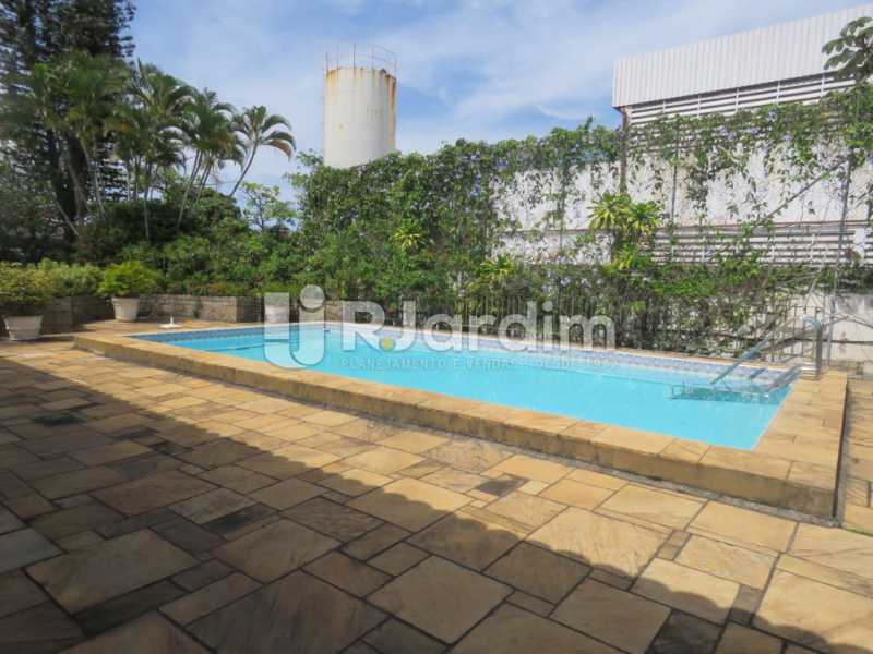 Conheça Piscina do imóvel - Casa à venda Rua Ministro Aliomar Baleeiro,Recreio dos Bandeirantes, Zona Oeste - Barra e Adjacentes,Rio de Janeiro - R$ 2.500.000 - LACA30024 - 6 Piscina - Casa à venda Rua Ministro Aliomar Baleeiro,Recreio dos Bandeirantes, Zona Oeste - Barra e Adjacentes,Rio de Janeiro - R$ 2.500.000 - LACA30024 - 6