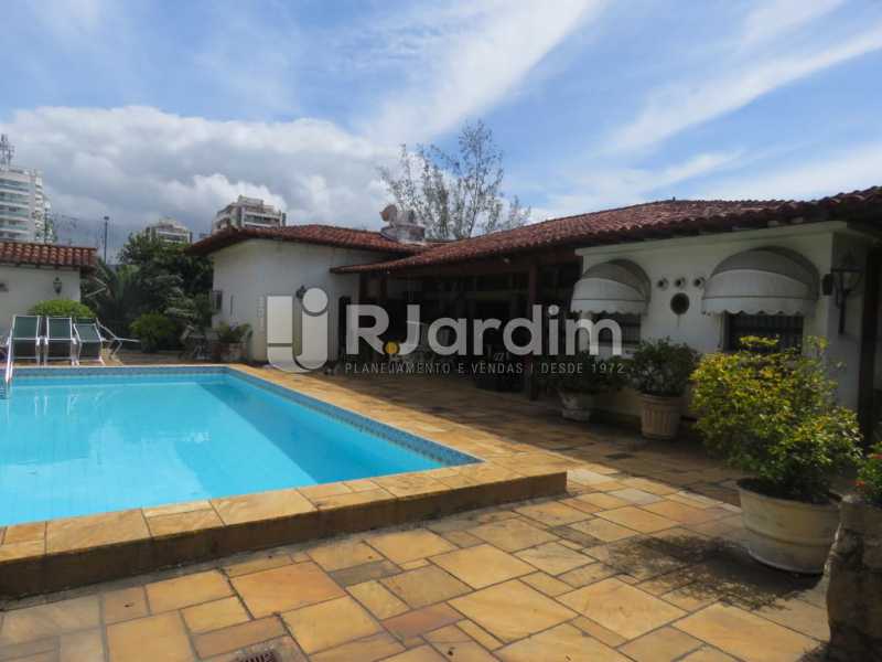 Conheça Piscina do imóvel - Casa à venda Rua Ministro Aliomar Baleeiro,Recreio dos Bandeirantes, Zona Oeste - Barra e Adjacentes,Rio de Janeiro - R$ 2.500.000 - LACA30024 - 7 Piscina - Casa à venda Rua Ministro Aliomar Baleeiro,Recreio dos Bandeirantes, Zona Oeste - Barra e Adjacentes,Rio de Janeiro - R$ 2.500.000 - LACA30024 - 7