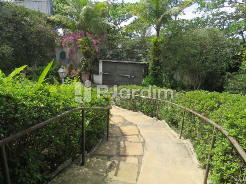 Conheça Entrada da casa do imóvel - Casa à venda Rua Ministro Aliomar Baleeiro,Recreio dos Bandeirantes, Zona Oeste - Barra e Adjacentes,Rio de Janeiro - R$ 2.500.000 - LACA30024 - 29 Entrada da casa - Casa à venda Rua Ministro Aliomar Baleeiro,Recreio dos Bandeirantes, Zona Oeste - Barra e Adjacentes,Rio de Janeiro - R$ 2.500.000 - LACA30024 - 29