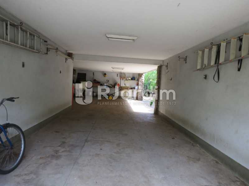 Conheça Garagem do imóvel - Casa à venda Rua Ministro Aliomar Baleeiro,Recreio dos Bandeirantes, Zona Oeste - Barra e Adjacentes,Rio de Janeiro - R$ 2.500.000 - LACA30024 - 30 Garagem - Casa à venda Rua Ministro Aliomar Baleeiro,Recreio dos Bandeirantes, Zona Oeste - Barra e Adjacentes,Rio de Janeiro - R$ 2.500.000 - LACA30024 - 30
