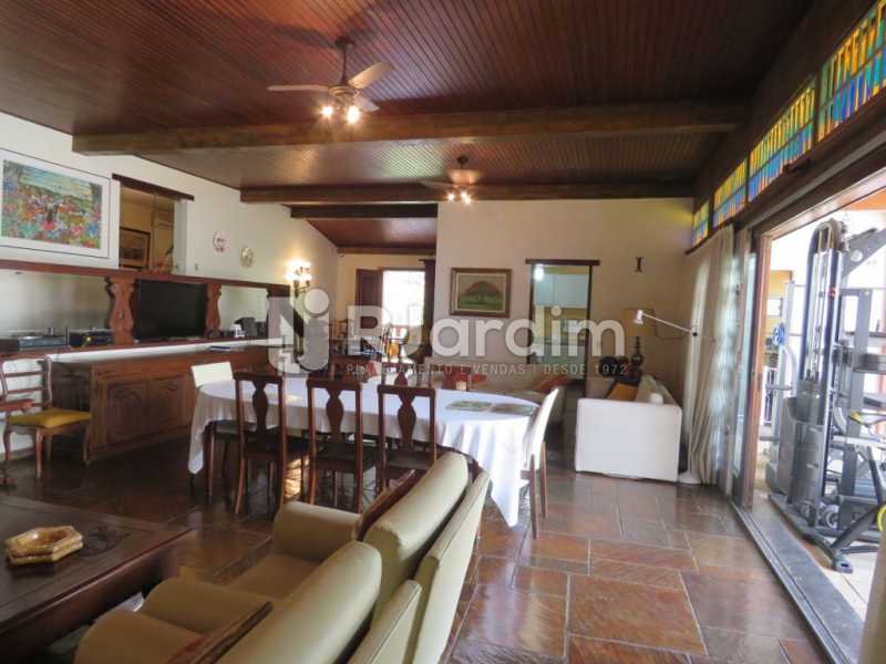 Conheça Salão do imóvel - Casa à venda Rua Ministro Aliomar Baleeiro,Recreio dos Bandeirantes, Zona Oeste - Barra e Adjacentes,Rio de Janeiro - R$ 2.500.000 - LACA30024 - 22 Salão - Casa à venda Rua Ministro Aliomar Baleeiro,Recreio dos Bandeirantes, Zona Oeste - Barra e Adjacentes,Rio de Janeiro - R$ 2.500.000 - LACA30024 - 22