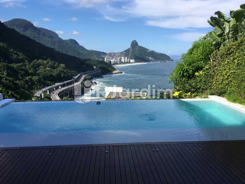 Conheça Vistada piscina borda infinita do imóvel - Casa em Condominio À Venda - Joá - Rio de Janeiro - RJ - LACN40018 - 3 Vistada piscina borda infinita - Casa em Condominio À Venda - Joá - Rio de Janeiro - RJ - LACN40018 - 3