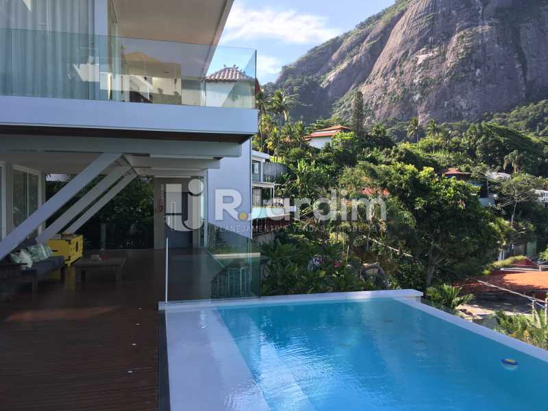 Conheça Piscina com vista montanha do imóvel - Casa em Condominio À Venda - Joá - Rio de Janeiro - RJ - LACN40018 - 8 Piscina com vista montanha - Casa em Condominio À Venda - Joá - Rio de Janeiro - RJ - LACN40018 - 8