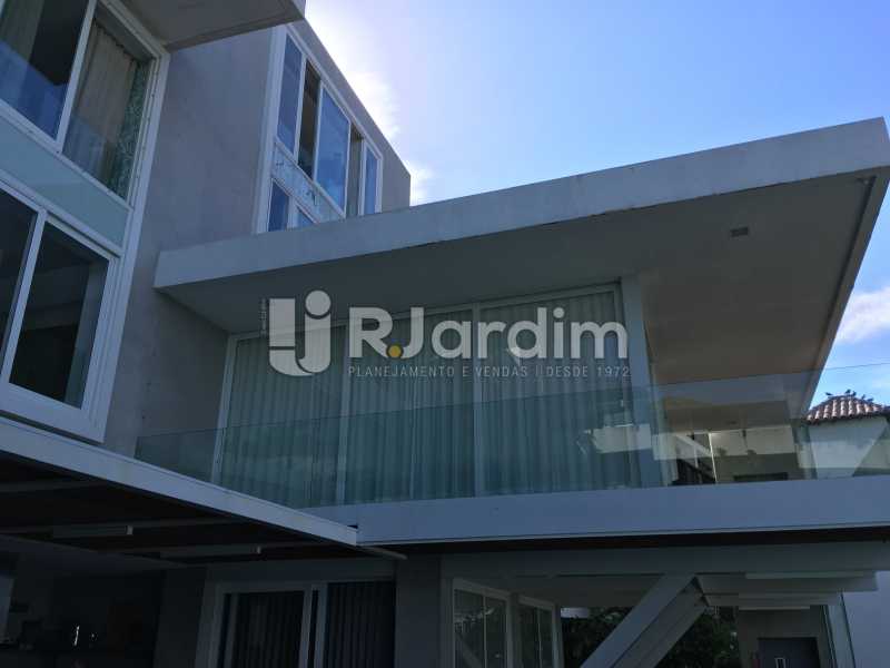 Conheça Fachada externa do imóvel - Casa em Condominio À Venda - Joá - Rio de Janeiro - RJ - LACN40018 - 12 Fachada externa - Casa em Condominio À Venda - Joá - Rio de Janeiro - RJ - LACN40018 - 12