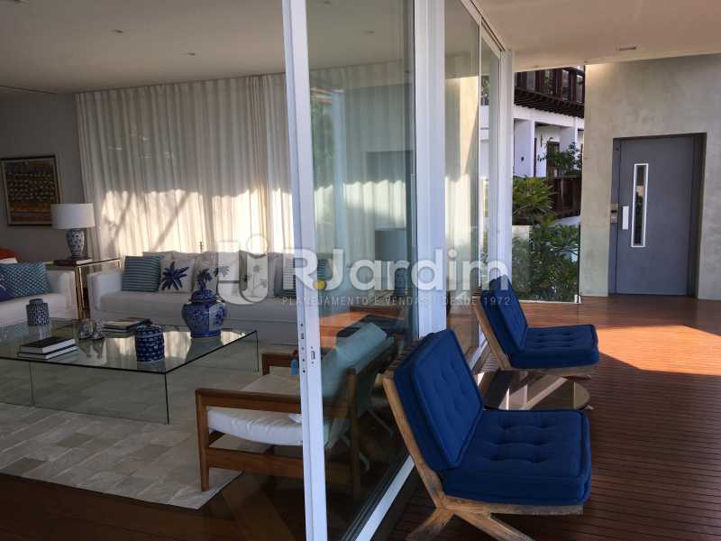 Conheça Sala e acesso elevador do imóvel - Casa em Condominio À Venda - Joá - Rio de Janeiro - RJ - LACN40018 - 15 Sala e acesso elevador - Casa em Condominio À Venda - Joá - Rio de Janeiro - RJ - LACN40018 - 15