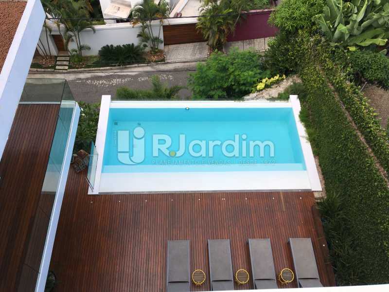 Conheça Vista piscina do imóvel - Casa em Condominio À Venda - Joá - Rio de Janeiro - RJ - LACN40018 - 31 Vista piscina - Casa em Condominio À Venda - Joá - Rio de Janeiro - RJ - LACN40018 - 31