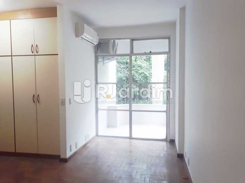 Conheça suíte com sacada do imóvel - Apartamento de 3 quartos sendo 1 suíte na Lagoa - LAAP32069 - 12 suíte com sacada - Apartamento de 3 quartos sendo 1 suíte na Lagoa - LAAP32069 - 12