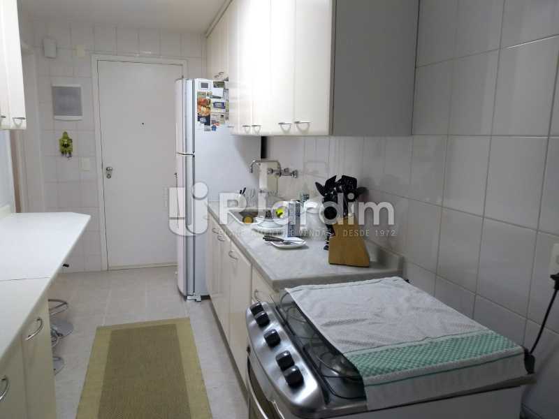 Conheça cozinha do imóvel - Apartamento Avenida Lineu de Paula Machado,Jardim Botânico, Zona Sul,Rio de Janeiro, RJ À Venda, 2 Quartos, 86m² - LAAP21469 - 19 cozinha - Apartamento Avenida Lineu de Paula Machado,Jardim Botânico, Zona Sul,Rio de Janeiro, RJ À Venda, 2 Quartos, 86m² - LAAP21469 - 19