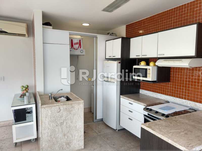 Conheça Cozinha-área do imóvel - Cobertura Leblon, Zona Sul,Rio de Janeiro, RJ À Venda, 3 Quartos, 166m² - LACO30276 - 22 Cozinha-área - Cobertura Leblon, Zona Sul,Rio de Janeiro, RJ À Venda, 3 Quartos, 166m² - LACO30276 - 22