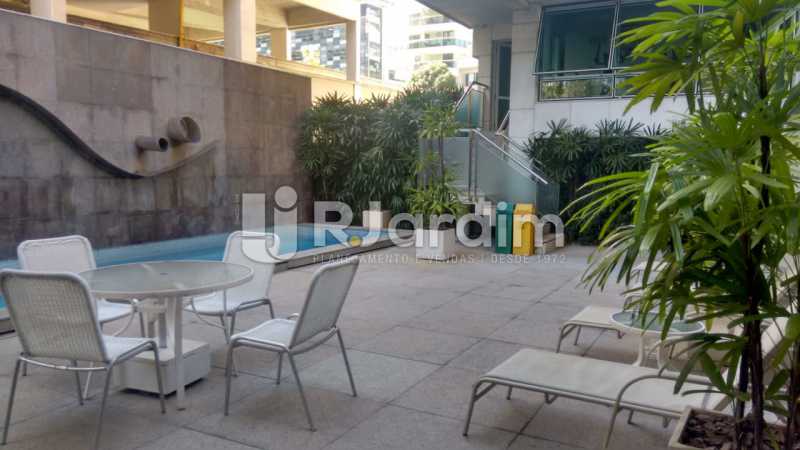 Conheça piscina do condominio do imóvel - Cobertura de 2 quartos no Jardim Botânico - LACO20100 - 18 piscina do condominio - Cobertura de 2 quartos no Jardim Botânico - LACO20100 - 18