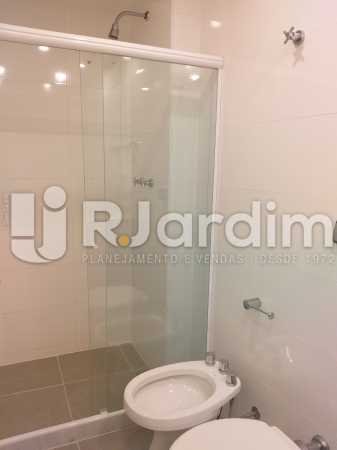Conheça banheiro social do imóvel - Apartamento Jardim Botânico 2 Quartos Aluguel Administração Imóveis - LAAP21477 - 7 banheiro social - Apartamento Jardim Botânico 2 Quartos Aluguel Administração Imóveis - LAAP21477 - 7