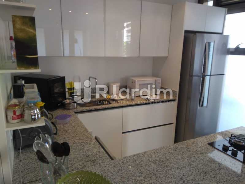 Conheça Cozinha do imóvel - Cobertura Avenida Visconde de Albuquerque,Leblon, Zona Sul,Rio de Janeiro, RJ À Venda, 2 Quartos, 130m² - LACO20101 - 22 Cozinha - Cobertura Avenida Visconde de Albuquerque,Leblon, Zona Sul,Rio de Janeiro, RJ À Venda, 2 Quartos, 130m² - LACO20101 - 22
