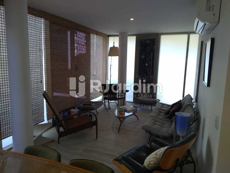 Conheça Sala do imóvel - Cobertura Avenida Visconde de Albuquerque,Leblon, Zona Sul,Rio de Janeiro, RJ À Venda, 2 Quartos, 130m² - LACO20101 - 6 Sala - Cobertura Avenida Visconde de Albuquerque,Leblon, Zona Sul,Rio de Janeiro, RJ À Venda, 2 Quartos, 130m² - LACO20101 - 6