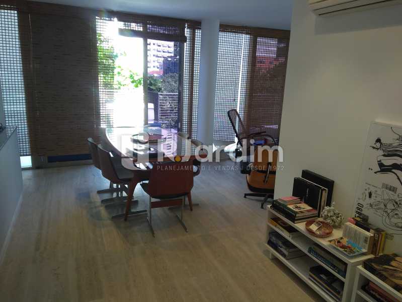 Conheça Sala do imóvel - Cobertura Avenida Visconde de Albuquerque,Leblon, Zona Sul,Rio de Janeiro, RJ À Venda, 2 Quartos, 130m² - LACO20101 - 5 Sala - Cobertura Avenida Visconde de Albuquerque,Leblon, Zona Sul,Rio de Janeiro, RJ À Venda, 2 Quartos, 130m² - LACO20101 - 5