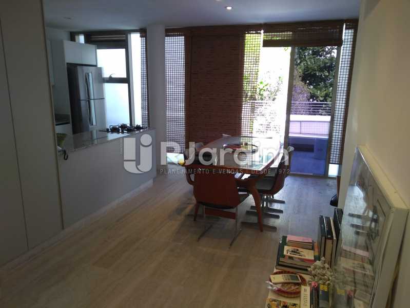 Conheça Sala do imóvel - Cobertura Avenida Visconde de Albuquerque,Leblon, Zona Sul,Rio de Janeiro, RJ À Venda, 2 Quartos, 130m² - LACO20101 - 7 Sala - Cobertura Avenida Visconde de Albuquerque,Leblon, Zona Sul,Rio de Janeiro, RJ À Venda, 2 Quartos, 130m² - LACO20101 - 7