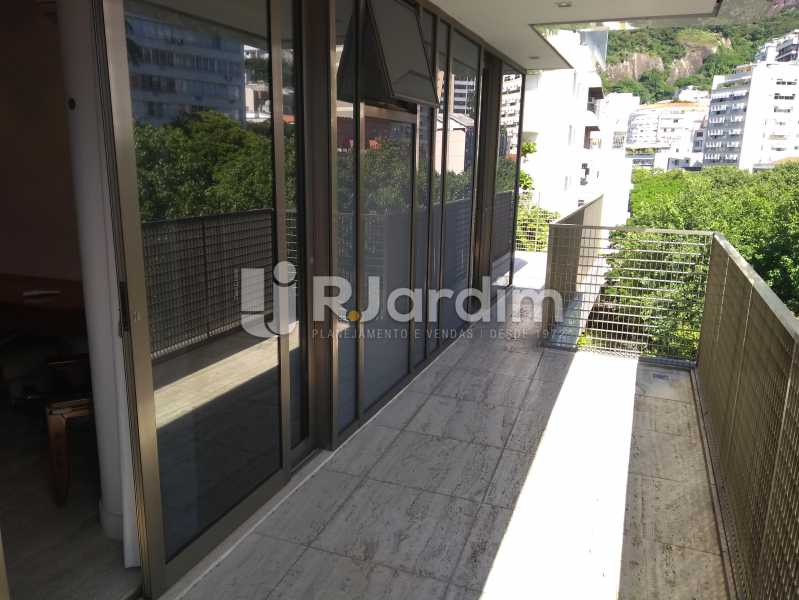 Conheça Varanda da Suíte Mater do imóvel - Cobertura Avenida Visconde de Albuquerque,Leblon, Zona Sul,Rio de Janeiro, RJ À Venda, 2 Quartos, 130m² - LACO20101 - 11 Varanda da Suíte Mater - Cobertura Avenida Visconde de Albuquerque,Leblon, Zona Sul,Rio de Janeiro, RJ À Venda, 2 Quartos, 130m² - LACO20101 - 11