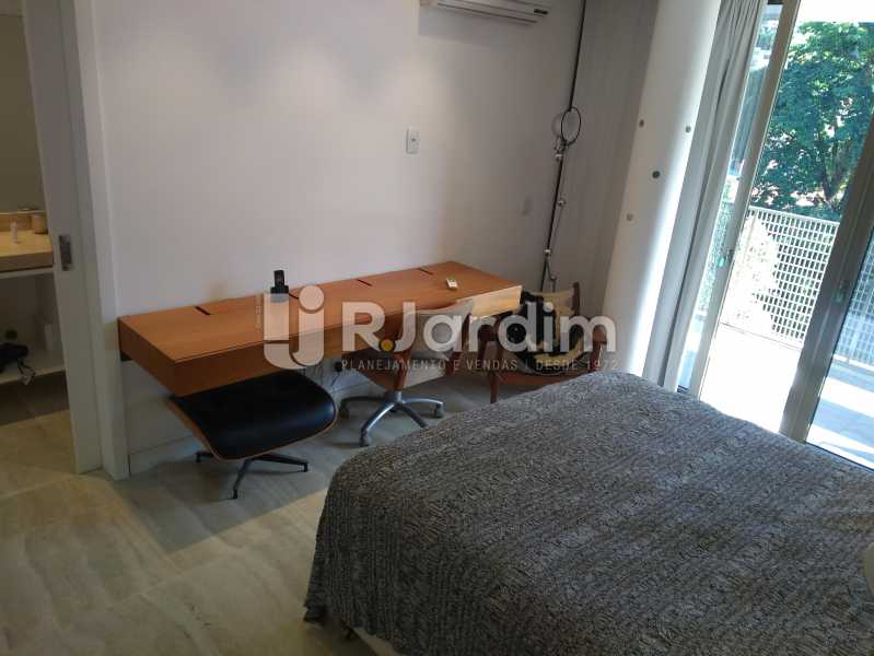 Conheça Suíte Master do imóvel - Cobertura Avenida Visconde de Albuquerque,Leblon, Zona Sul,Rio de Janeiro, RJ À Venda, 2 Quartos, 130m² - LACO20101 - 14 Suíte Master - Cobertura Avenida Visconde de Albuquerque,Leblon, Zona Sul,Rio de Janeiro, RJ À Venda, 2 Quartos, 130m² - LACO20101 - 14